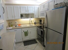 47 Woodland Dr, Unit 103 in Vero Beach, FL - Building Photo