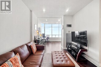 550 Webb Dr in Mississauga, ON - Building Photo - Building Photo