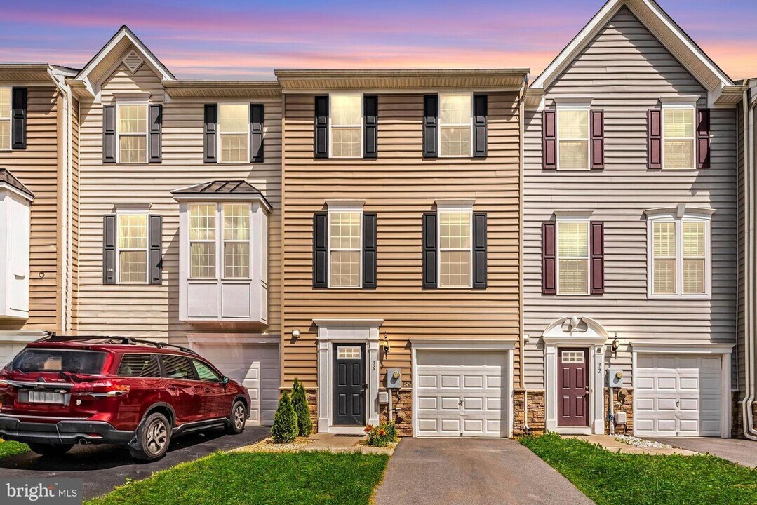 76 Norwood Dr in Falling Waters, WV - Building Photo