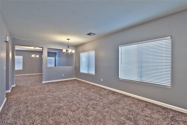 5555 W Sun Temple Ave in Las Vegas, NV - Foto de edificio - Building Photo