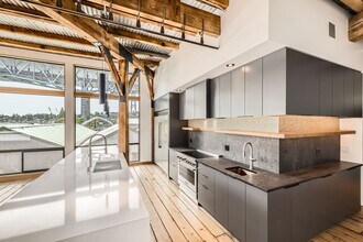 717 NE Northlake Way in Seattle, WA - Building Photo - Building Photo
