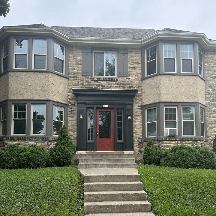 6615 W Bluemound Rd, Unit Apt3 in Milwaukee, WI - Foto de edificio