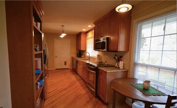 207 Hawthorn Dr in Hendersonville, NC - Building Photo - Building Photo