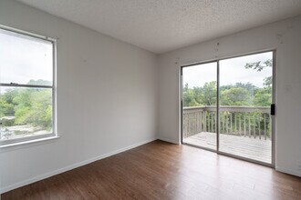 Park Plaza Apartments in Austin, TX - Building Photo - Interior Photo