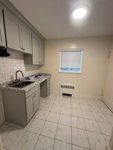 7 Charlesbank Rd, Unit 2 in Newton, MA - Foto de edificio - Building Photo