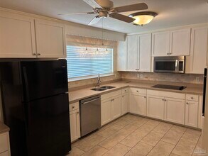301 Teakwood Cir in Pensacola, FL - Building Photo - Building Photo