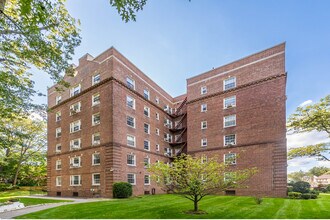 Henley Hall in Jamaica, NY - Foto de edificio - Building Photo