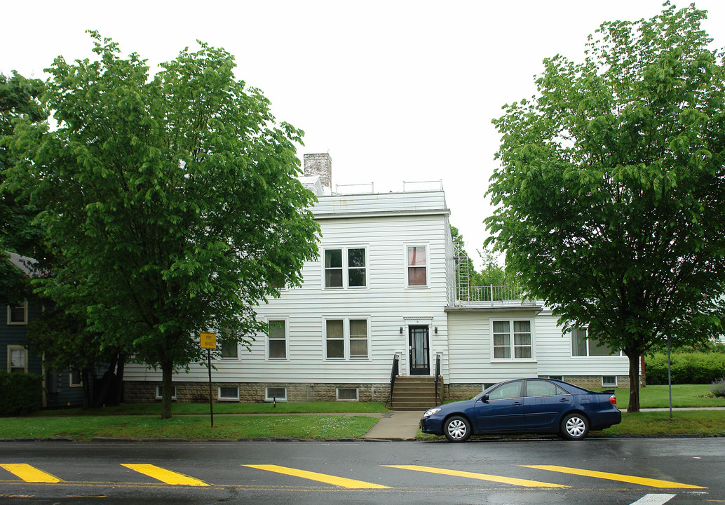 81 Lake Ave in Saratoga Springs, NY - Building Photo