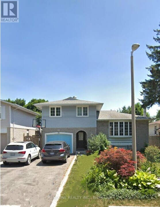 96 Osborne Crescent in Oakville, ON - Building Photo