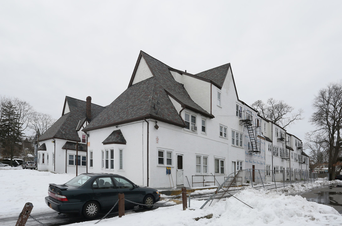 22 Pearsall Ave in Freeport, NY - Foto de edificio