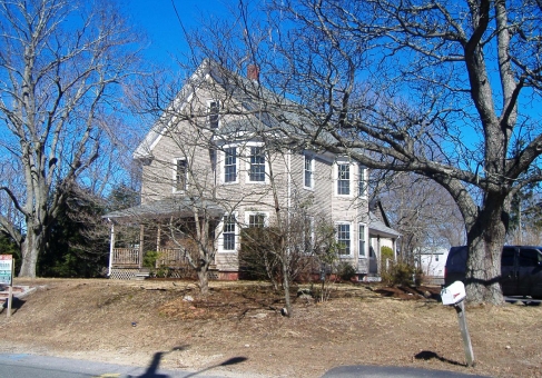 10 Charles St in West Bridgewater, MA - Building Photo