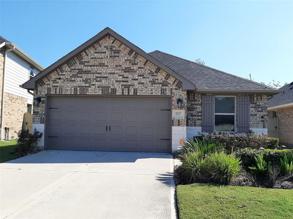 9257 Inland Leather Ln in Shenandoah, TX - Building Photo