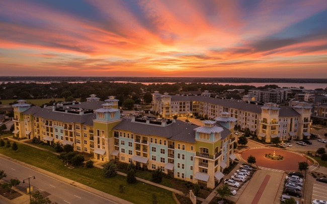 The Village at Lakefront in Little Elm, TX - Foto de edificio - Building Photo