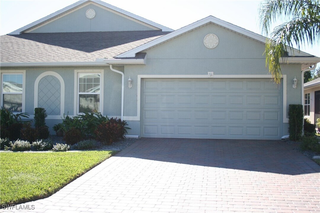 2068 Pigeon Plum Way in North Fort Myers, FL - Building Photo