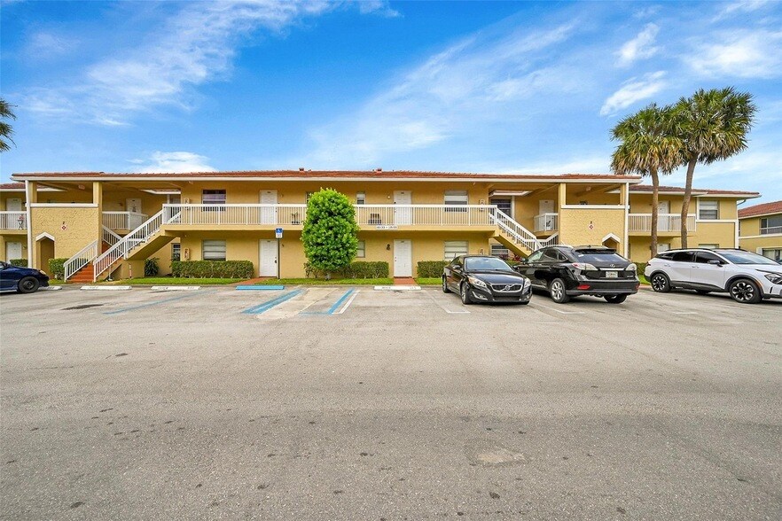 10149 Twin Lakes Dr, Unit 2-B in Coral Springs, FL - Foto de edificio