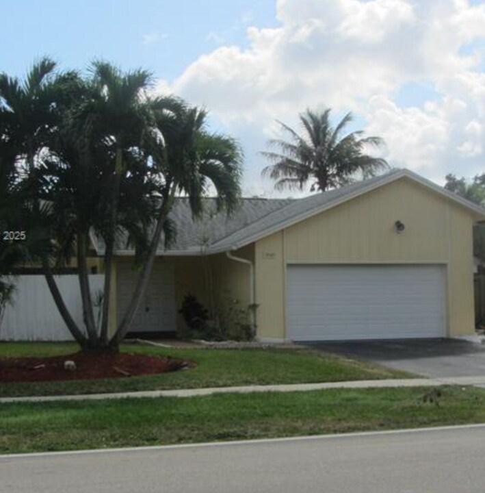 10140 Torchwood Ave in Plantation, FL - Building Photo