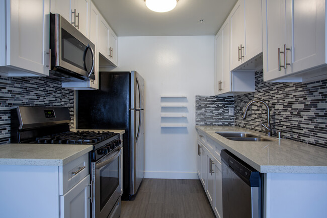 Edgemont Court Apartments in Los Angeles, CA - Foto de edificio - Interior Photo