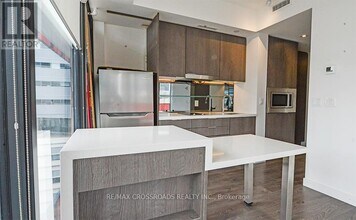 215 Queen St W in Toronto, ON - Building Photo - Building Photo