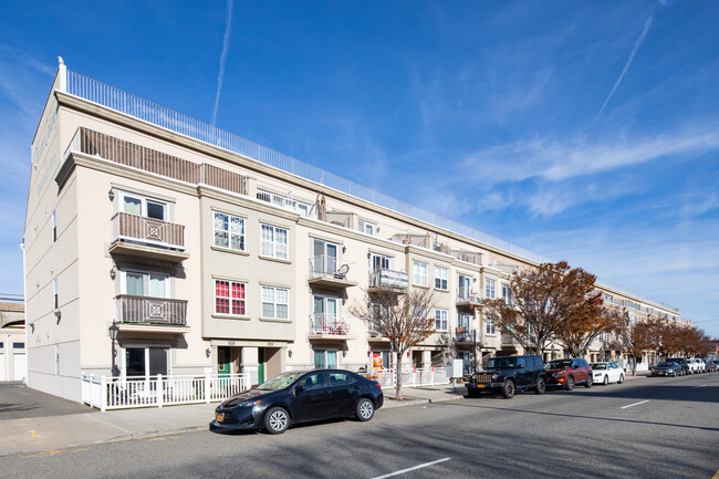 Ocean Colony at Rockaway Park in Rockaway Park, NY - Foto de edificio - Building Photo