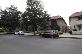 Jordan Villa I in Canoga Park, CA - Foto de edificio - Building Photo