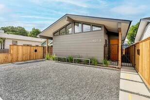 907 Kern St, Unit B in Houston, TX - Building Photo