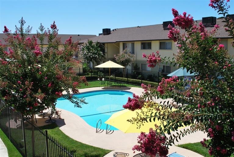 Hacienda Gardens in Rancho Cordova, CA - Foto de edificio