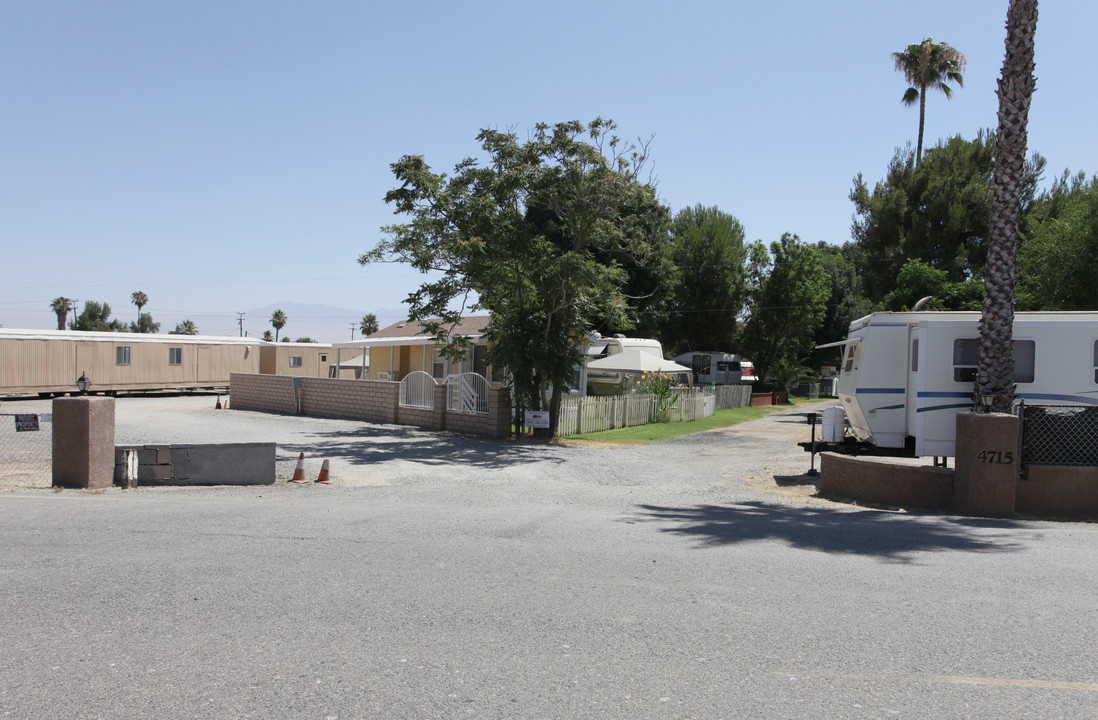 Lazy Wheels Trailer & Storage in Perris, CA - Foto de edificio