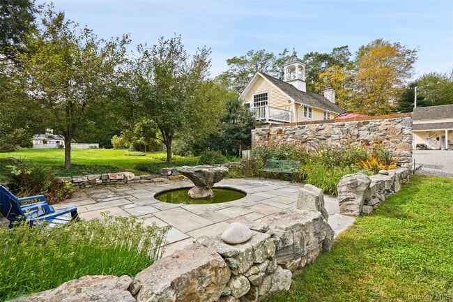 333 Hook Rd in Katonah, NY - Foto de edificio - Building Photo