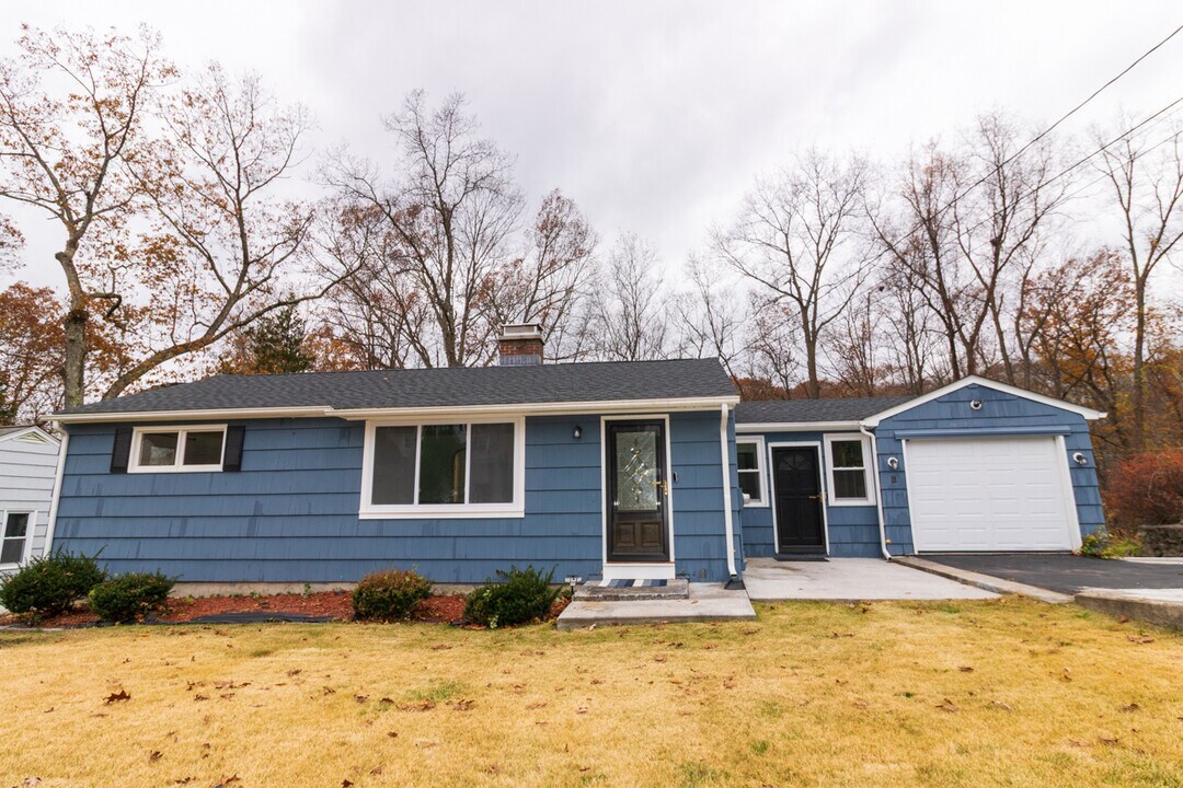 149 Lakeside Blvd E in Waterbury, CT - Building Photo