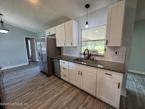 6070 Baltimore Ave in Cocoa, FL - Foto de edificio - Building Photo