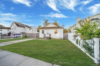 110 2nd Ave in Bay Shore, NY - Building Photo - Building Photo