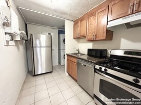 81 Windsor St, Unit 1 Apartamentos