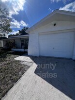 5316 Seahorse Dr in New Port Richey, FL - Building Photo