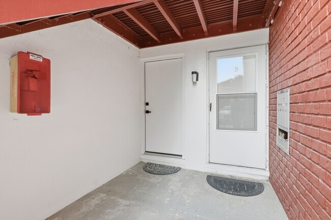 1024 82nd Terrace N, Unit A in St. Petersburg, FL - Foto de edificio - Building Photo