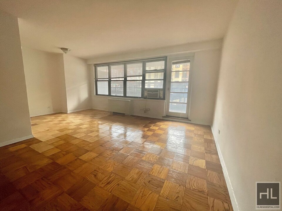 East 82nd Street in New York, NY - Building Photo
