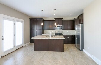 1334 Wallburg Dr in Taylorsville, UT - Foto de edificio - Building Photo