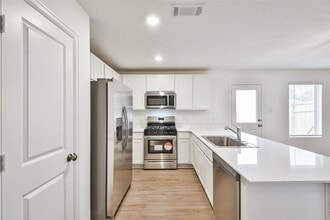21043 Longeni Dr in New Caney, TX - Building Photo - Building Photo