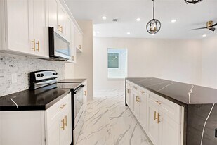 5908 St Augustine St in Houston, TX - Building Photo