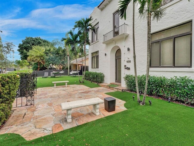 1656 Polk St in Hollywood, FL - Foto de edificio - Building Photo