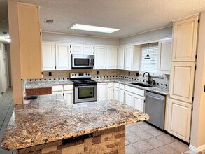 200 Cedar Ln in Tolar, TX - Foto de edificio - Building Photo