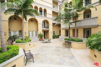 7101 Playa Vista Dr in Los Angeles, CA - Building Photo - Building Photo