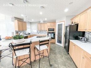 163 Westpoint Gardens SW in Calgary, AB - Building Photo - Building Photo