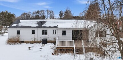 35 W Ridge Dr in West Hartford, CT - Building Photo - Building Photo