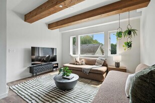 925 NE 23rd Ave in Portland, OR - Building Photo