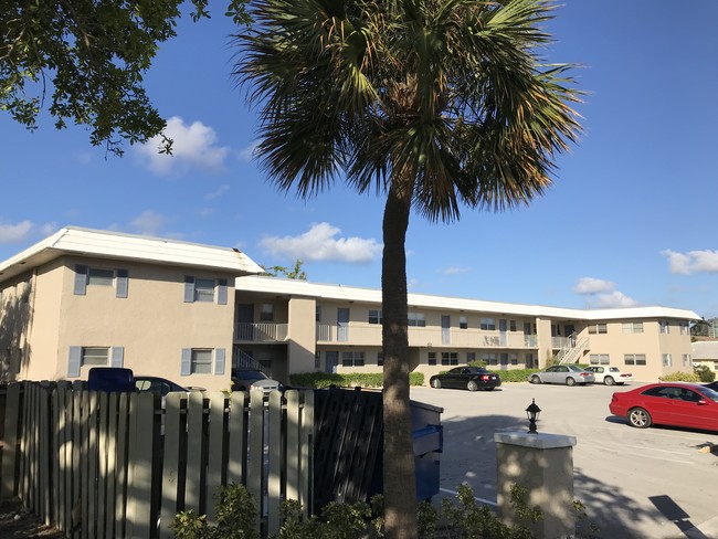 Sabal Palm Apartments in Boca Raton, FL - Building Photo - Building Photo