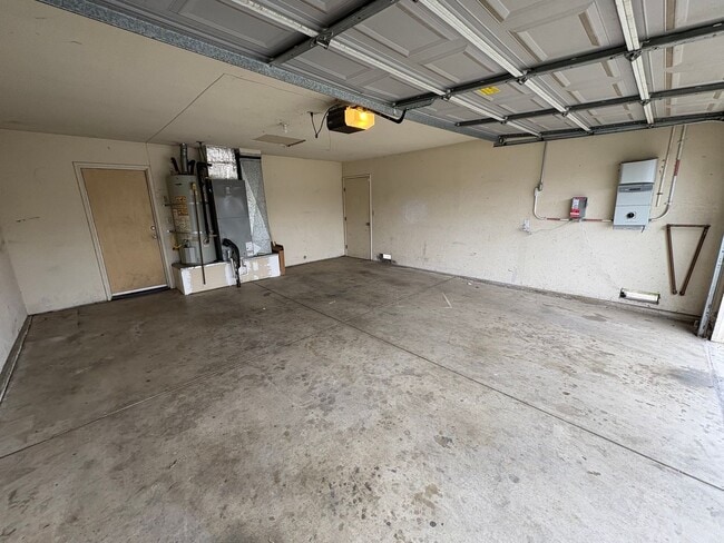 1195 Santa Cruz Ave in Tulare, CA - Foto de edificio - Building Photo