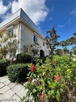 296 4th Ave S in Naples, FL - Building Photo