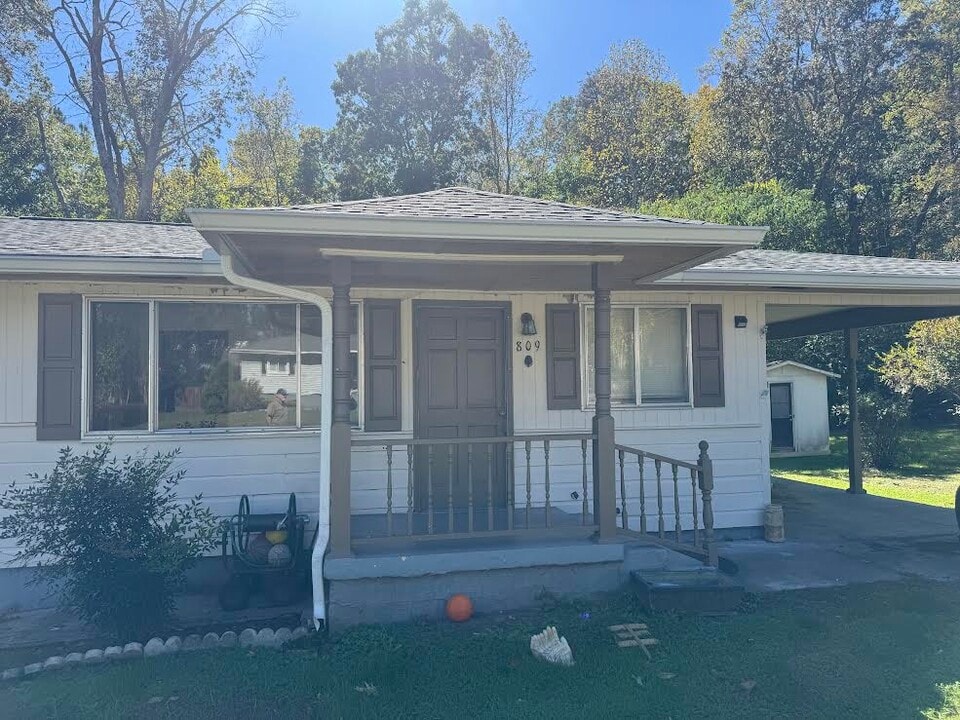 809 Lynn Ln in Rossville, GA - Foto de edificio
