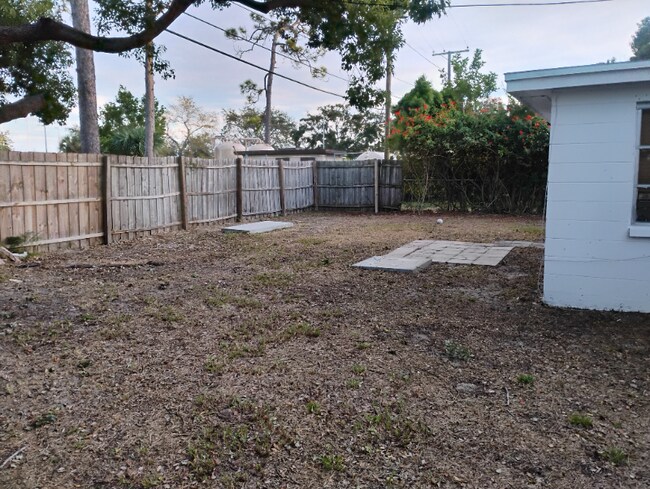 2050 Holiday Dr in Holiday, FL - Building Photo - Building Photo