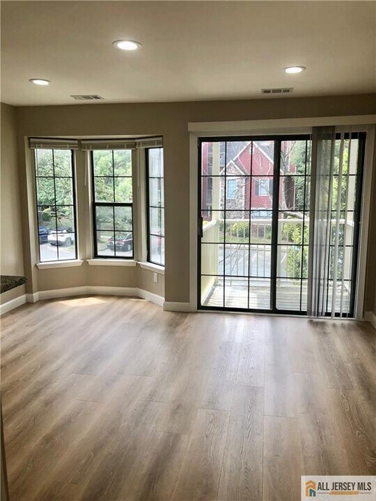 377 Carhart Ct in East Brunswick, NJ - Building Photo